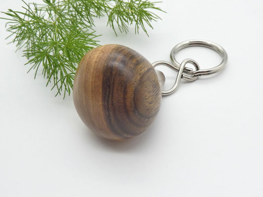 Schlüsselanhänger-Handschmeichler aus Walnuss