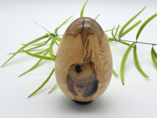 Holzei aus einem Eschenast für Ostern