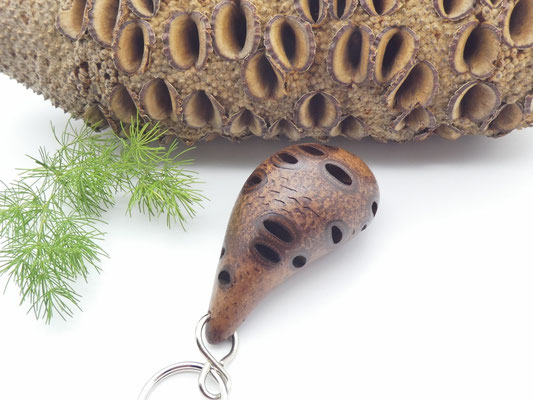 Schlüsselanhänger-Handschmeichler aus einem Banksiazapfen