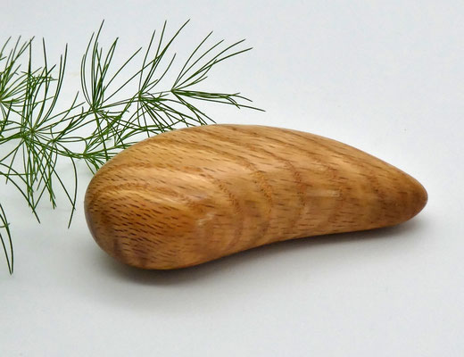 Handschmeichler aus Roteiche - Baum des Jahres 2025