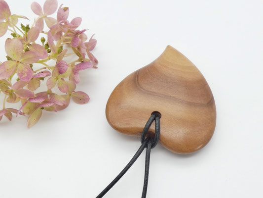 Herz-Anhänger aus Apfelbaum