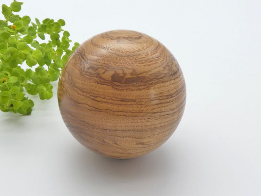 Holzkugel aus Olivkernesche, 64 mm