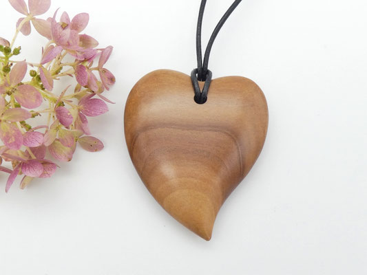 Herz-Anhänger aus Apfelbaum
