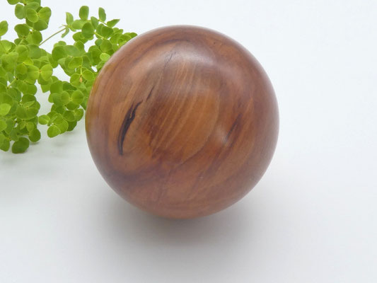 Holzkugel aus Apfelbaum, 66 mm