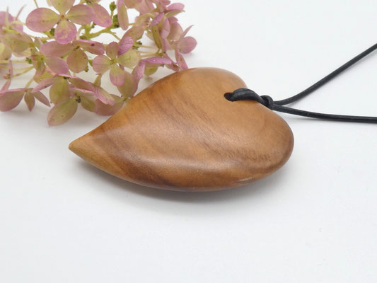 Herz-Anhänger aus Apfelbaum