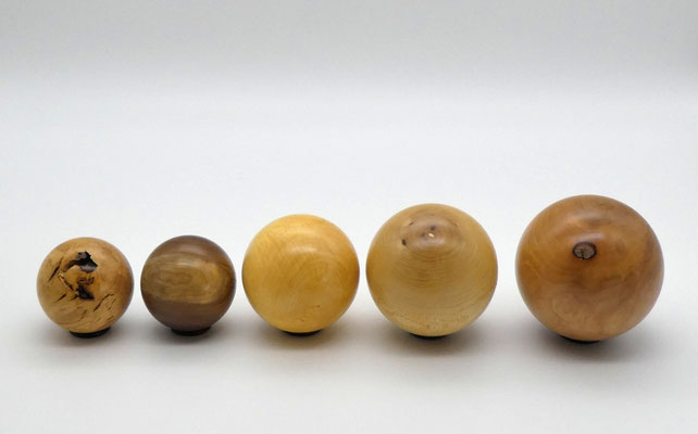 Holzkugeln aus verschiedenen Hölzern