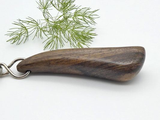 Schlüsselanhänger-Handschmeichler aus Holz - Walnuss