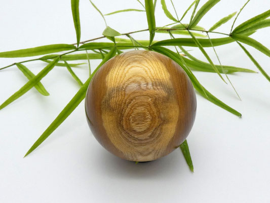 Holzkugel aus Goldregen 52 mm