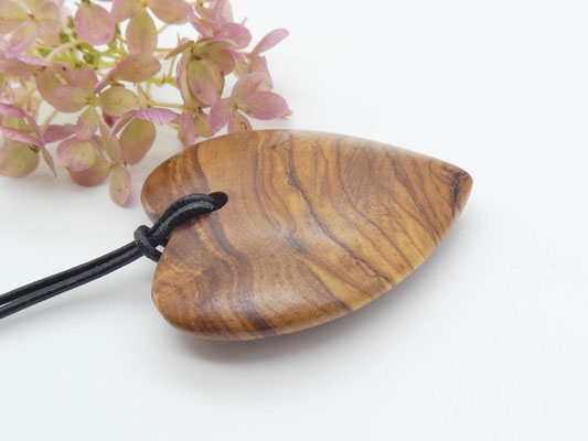 Herz-Anhänger aus Olivenholz