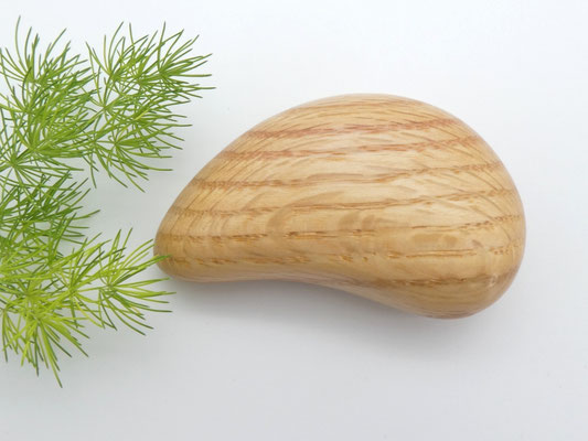 Handschmeichler aus Roteiche - Baum des Jahres 2025