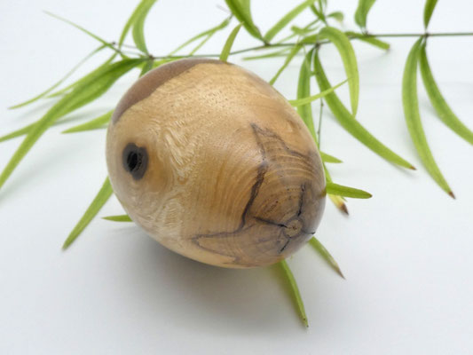 Holzei aus einem Eschenast für Ostern