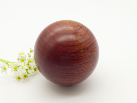 Holzkugel aus Sheaok 66 mm