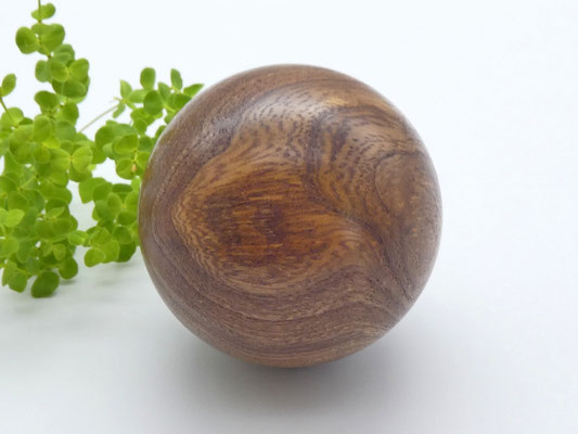 Holzkugel aus Ulmenmaser 64 mm