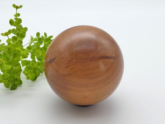 Holzkugel aus Apfelbaum, 66 mm