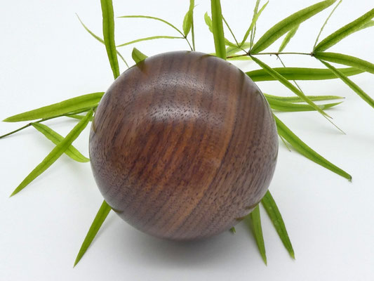 Holzkugel aus Nussbaum 64 mm