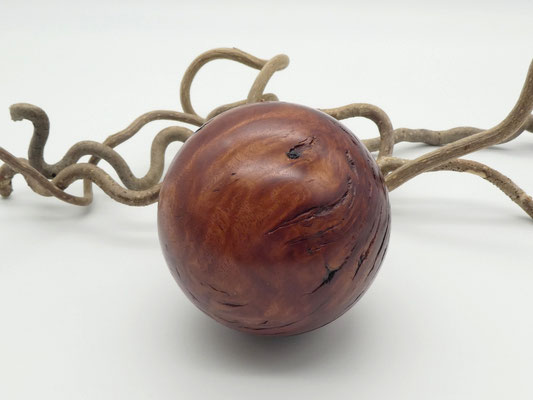 Holzkugel aus Eukalyptus 84 mm
