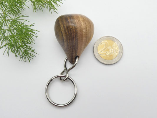 Schlüsselanhänger-Handschmeichler aus Walnuss