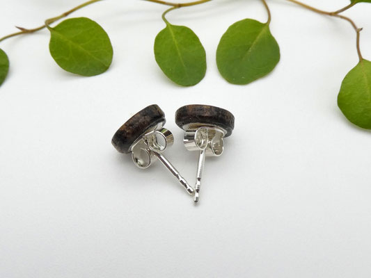 Mini-Ohrstecker aus Nussbaumwurzel, 8 mm