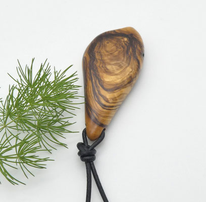 Schmuckanhänger aus Holz - Olivenholz