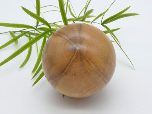 Holzkugel aus Haselnuss 70 mm
