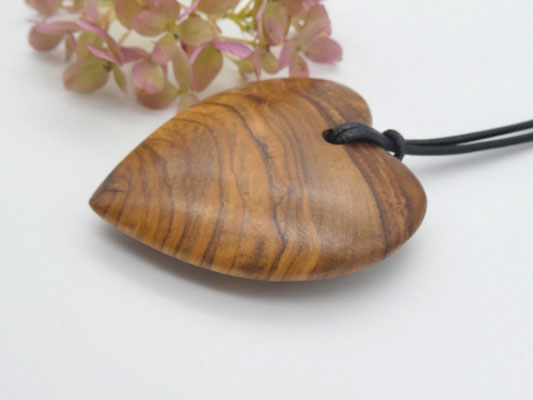 Herz-Anhänger aus Olivenholz