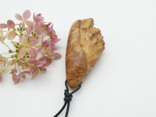 Holzschmuckanhänger aus Holz - Ahornmaser