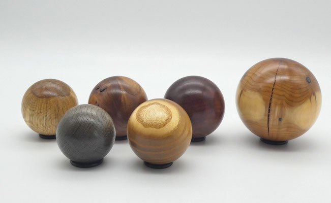 Holzkugeln aus verschiedenen Hölzern