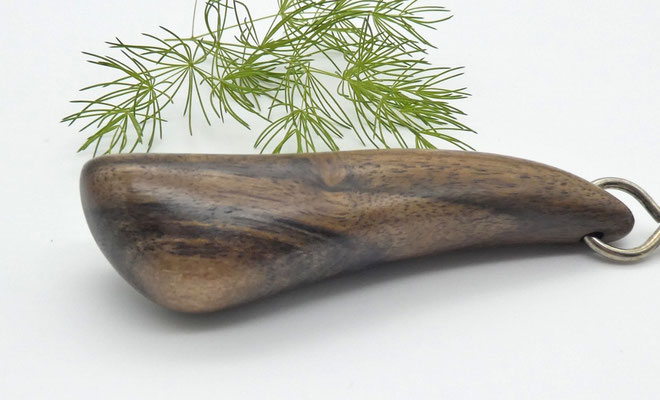 Schlüsselanhänger-Handschmeichler aus Holz - Walnuss