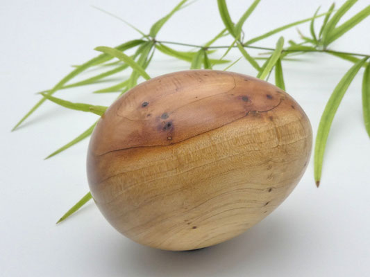 Holzei aus chinesischem Wacholder für Ostern