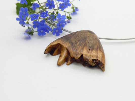 Anhänger aus Ahornmaser & Edelstahlcollier