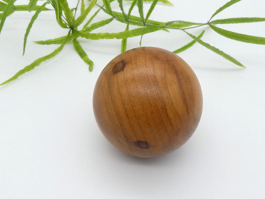 Holzkugel aus Apfelbaum, 56 mm