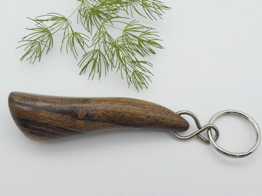 Schlüsselanhänger-Handschmeichler aus Holz - Walnuss
