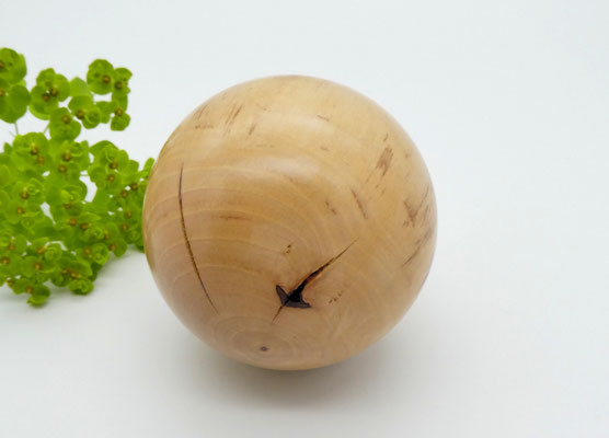 Holzkugel aus Mispel 66 mm