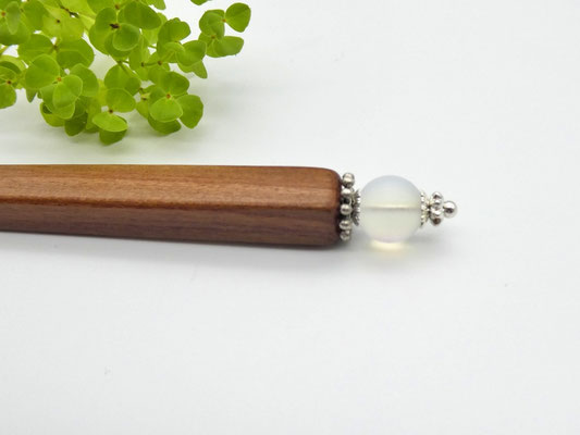 Haarstab aus Zwetschge & irisierende Glasperle