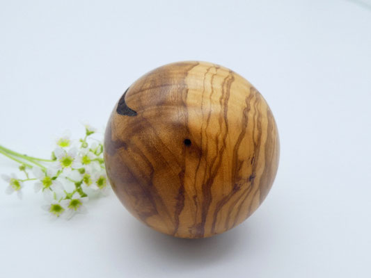 Holzkugel aus Olivenholz 64 mm
