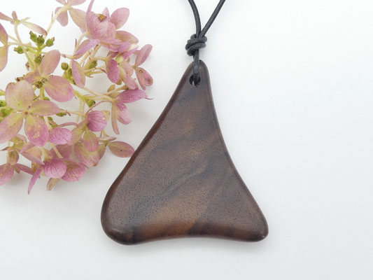 Schmuckanhänger aus Holz - Nusswurzel