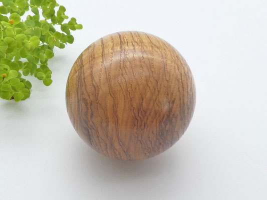 Holzkugel aus Olivkernesche, 64 mm