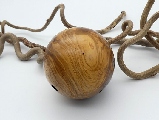 Holzkugel aus Olivkernesche, 64 mm