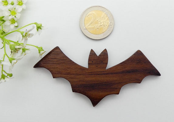 Fledermaus Magnet aus Walnussholz
