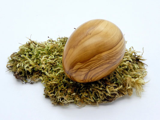 Osterei aus Olivenholz für das Osternest