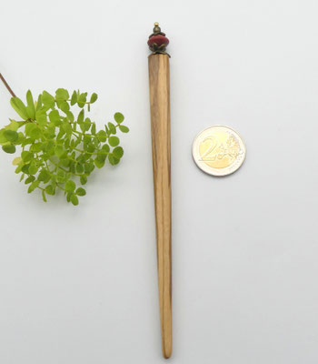 Haarstab aus Olivenholz & Koralle
