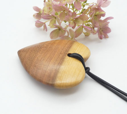 Herz-Anhänger aus Zwetschge