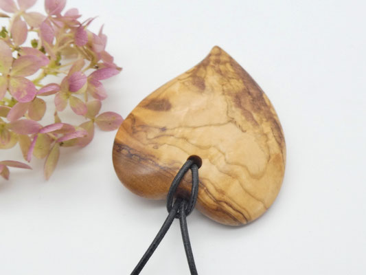 Herz-Anhänger aus Olivenholz