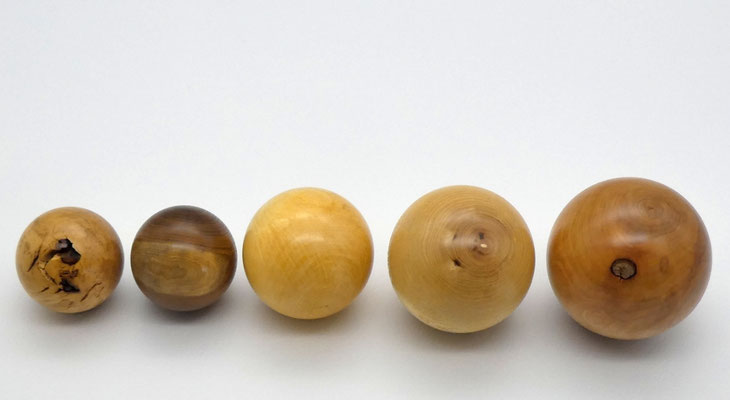 Holzkugeln aus verschiedenen Hölzern