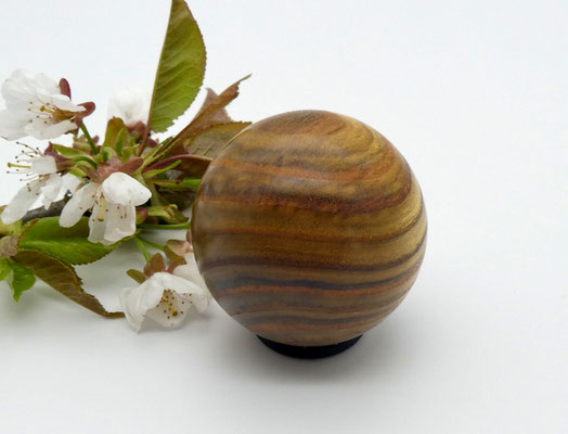 kleine Holzkugel aus Essigbaum 44 mm