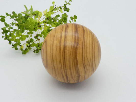 Holzkugel aus Olivenholz 68 mm