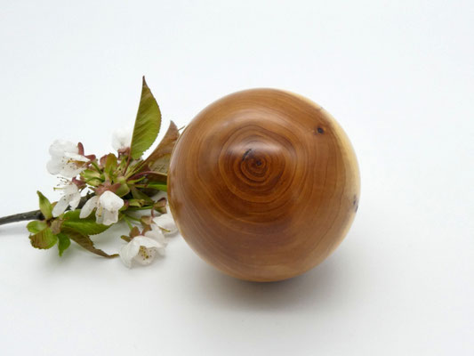 Holzkugel aus einem Eibenast 67 mm
