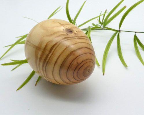 großes Holzei aus Lärche