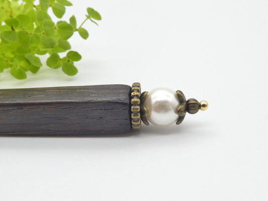 Haarstab aus Mooreiche & Muschelkernperle