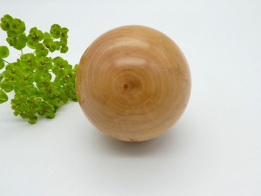 Holzkugel aus Mispel 66 mm